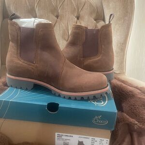 Chaco women’s Tan Chelsea Boots